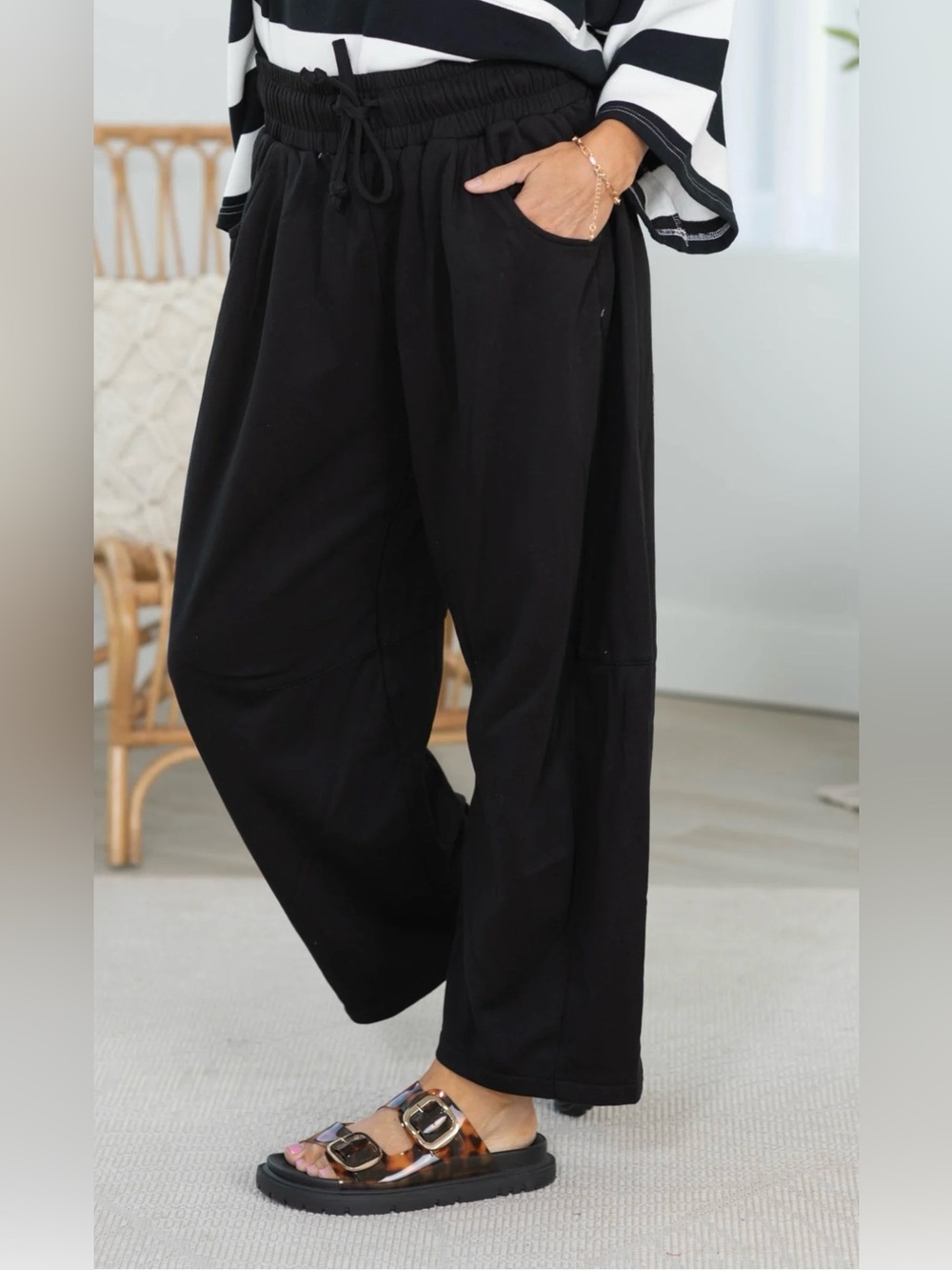 Zenana Black Barrel Wide-Leg Pull-On Fleece drawstring Pants - Picture 3 of 4